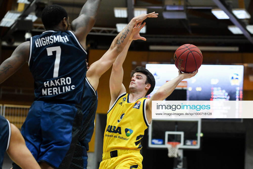 Jonas Mattisseck (ALBA Berlin) im Zweikampf mit Haywood Highsmith (HAKRO Merlins Crailsheim), GER, HAKRO Merlins Crailsheim vs. Alba Berlin, 09.02.2021, 17. Spieltag easycredit Basketball Bundesliga, Spielzeit 2020 2021. GER, HAKRO Merlins Crailsheim vs. Alba Berlin, 09.02.2021, 17. Spieltag easycredit Basketball Bundesliga, Spielzeit 2020 2021. Crailsheim