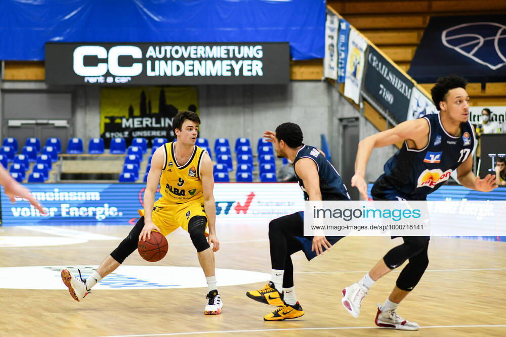 Jonas Mattisseck (ALBA Berlin) im Zweikampf mit Nimrod Hilliard (HAKRO Merlins Crailsheim), GER, HAKRO Merlins Crailsheim vs. Alba Berlin, 09.02.2021, 17. Spieltag easycredit Basketball Bundesliga, Spielzeit 2020 2021. GER, HAKRO Merlins Crailsheim vs. Alba Berlin, 09.02.2021, 17. Spieltag easycredit Basketball Bundesliga, Spielzeit 2020 2021. Crailsheim