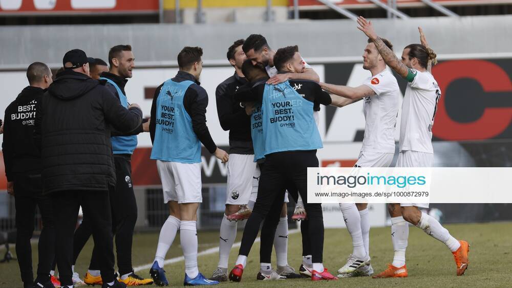 Jubel nach dem Tor zum 1:0, jubelnd, bejubelt, jubelt, jubeln, emotionen um den Torschuetzen Besar Halimi (SV Sandhausen) m., 20.02.2021, Fussball, 2. Bundesliga 2020 2021, 22. Spieltag, SC Paderborn 07 - SV Sandhausen, GER, Benteler-Arena in Paderborn, DFL REGULATIONS PROHIBIT ANY USE OF PHOTOGRAPHS AS IMAGE SEQUENCES AND OR QUASI-VIDEO.
