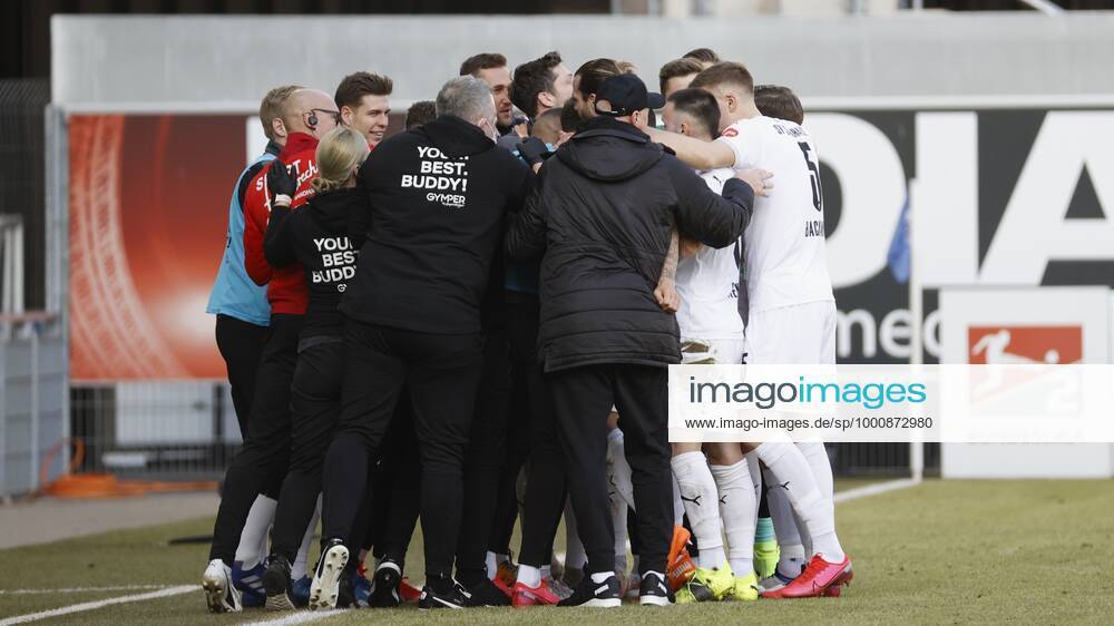 Jubel nach dem Tor zum 1:0, jubelnd, bejubelt, jubelt, jubeln, emotionen um den Torschuetzen Besar Halimi (SV Sandhausen) m., 20.02.2021, Fussball, 2. Bundesliga 2020 2021, 22. Spieltag, SC Paderborn 07 - SV Sandhausen, GER, Benteler-Arena in Paderborn, DFL REGULATIONS PROHIBIT ANY USE OF PHOTOGRAPHS AS IMAGE SEQUENCES AND OR QUASI-VIDEO.