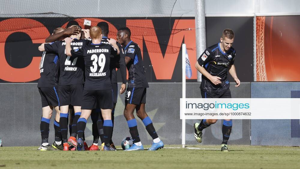 Jubel nach dem Tor zum 2, jubelnd, bejubelt, jubelt, jubeln, emotionen, um den Torschuetzen Christopher Antwi-Adjei (SC Paderborn 07), 20.02.2021, Fussball, 2. Bundesliga 2020 2021, 22. Spieltag, SC Paderborn 07 - SV Sandhausen, GER, Benteler-Arena in Paderborn, DFL REGULATIONS PROHIBIT ANY USE OF PHOTOGRAPHS AS IMAGE SEQUENCES AND OR QUASI-VIDEO.