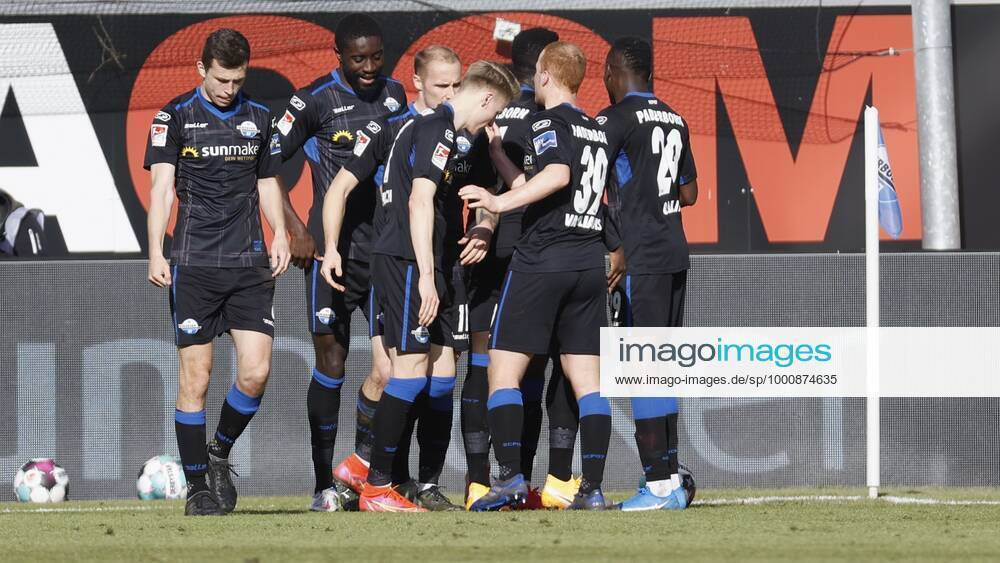 Jubel nach dem Tor zum 2, jubelnd, bejubelt, jubelt, jubeln, emotionen, um den Torschuetzen Christopher Antwi-Adjei (SC Paderborn 07), 20.02.2021, Fussball, 2. Bundesliga 2020 2021, 22. Spieltag, SC Paderborn 07 - SV Sandhausen, GER, Benteler-Arena in Paderborn, DFL REGULATIONS PROHIBIT ANY USE OF PHOTOGRAPHS AS IMAGE SEQUENCES AND OR QUASI-VIDEO.