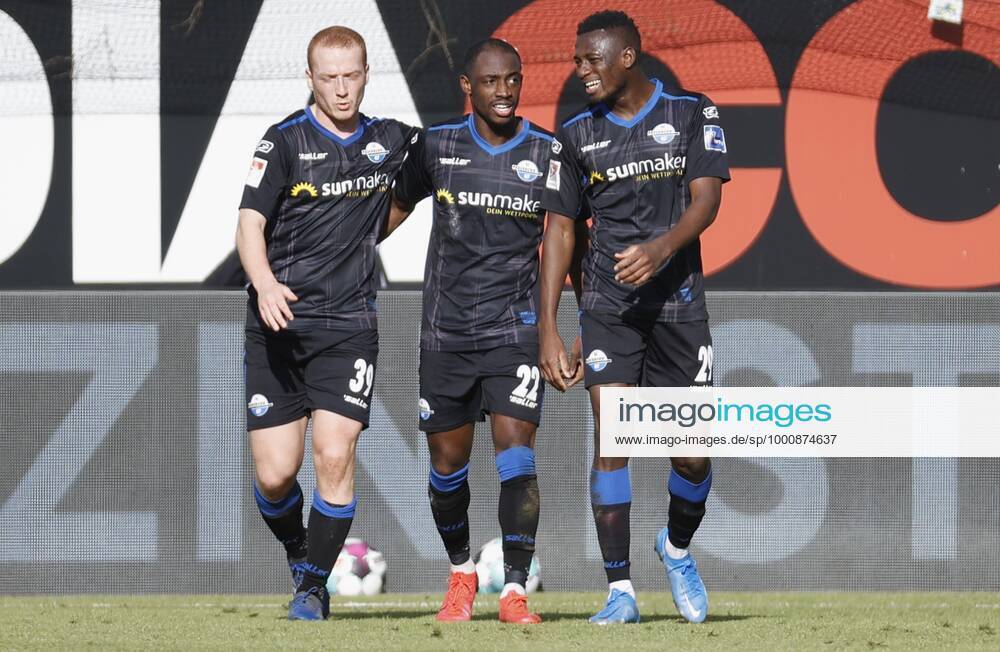 Jubel nach dem Tor zum 2:1, jubelnd, bejubelt, jubelt, jubeln, emotionen, v. li. Jamilu Collins (SC Paderborn 07), Torschuetze Christopher Antwi-Adjei (SC Paderborn 07) und Jamilu Collins (SC Paderborn 07), 20.02.2021, Fussball, 2. Bundesliga 2020 2021, 22. Spieltag, SC Paderborn 07 - SV Sandhausen, GER, Benteler-Arena in Paderborn, DFL REGULATIONS PROHIBIT ANY USE OF PHOTOGRAPHS AS IMAGE SEQUENCES AND OR QUASI-VIDEO.