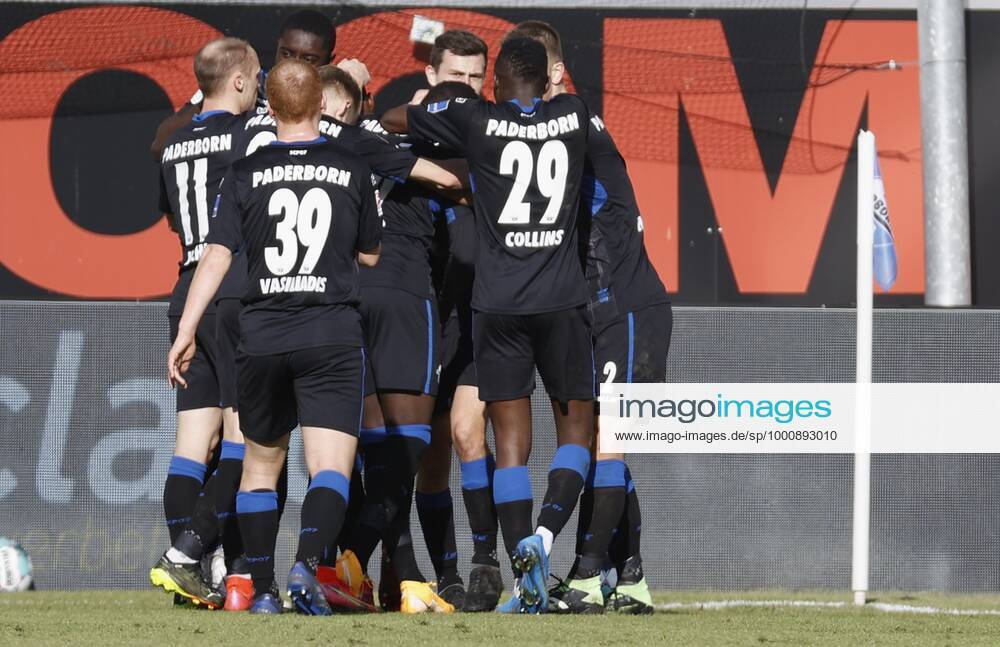 Jubel nach dem Tor zum 2, jubelnd, bejubelt, jubelt, jubeln, emotionen, um den Torschuetzen Christopher Antwi-Adjei (SC Paderborn 07), 20.02.2021, Fussball, 2. Bundesliga 2020 2021, 22. Spieltag, SC Paderborn 07 - SV Sandhausen, GER, Benteler-Arena in Paderborn, DFL REGULATIONS PROHIBIT ANY USE OF PHOTOGRAPHS AS IMAGE SEQUENCES AND OR QUASI-VIDEO.