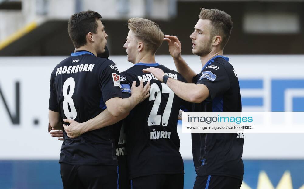 Jubel nach dem Tor zum 1:1, jubelnd, bejubelt, jubelt, jubeln, emotionen um den Torschuetzen Dennis Srbeny (SC Paderborn 07), 20.02.2021, Fussball, 2. Bundesliga 2020 2021, 22. Spieltag, SC Paderborn 07 - SV Sandhausen, GER, Benteler-Arena in Paderborn, DFL REGULATIONS PROHIBIT ANY USE OF PHOTOGRAPHS AS IMAGE SEQUENCES AND OR QUASI-VIDEO.
