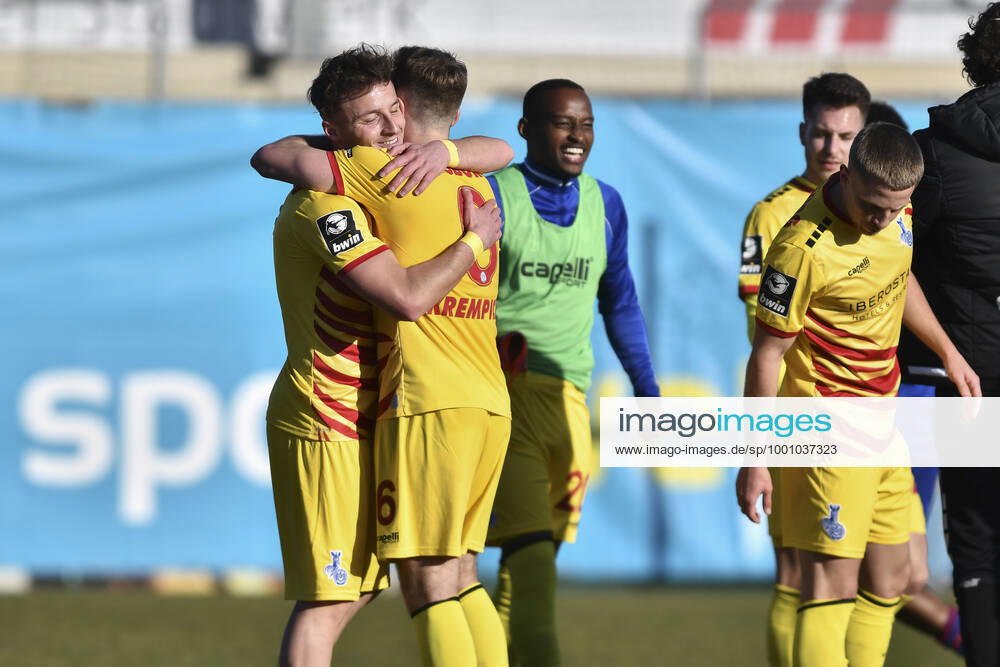 Schlussjubel Schlußjubel Emotion Freude der Mannschaft von Duisburg 28.02.2021 Fussball, 3.Liga, KFC Uerdingen 05 vs. MSV Duisburg, Stadion am Lotter Kreuz, Lotte (Westfalen), DFB DFL REGULATIONS PROHIBIT ANY USE OF PHOTOGRAPHS AS IMAGE SEQUENCES AND OR QUASI-VIDEO