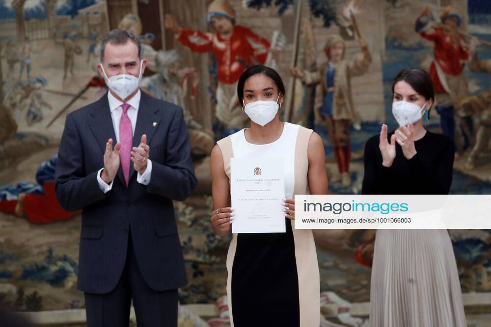 Spain s King Felipe VI (L) and Queen Letizia (R) give Queen Sofia Award to Best Athlete under 18 to soccer player Salma Paralluelo during a 2018 Spanish National Sports Awarding Ceremony at Pardo Palace, in Madrid, Spain, 02 March 2021. Spain s Royal couple gives 2018 Spanish National Sports Awards 2018 !ACHTUNG: NUR REDAKTIONELLE NUTZUNG!