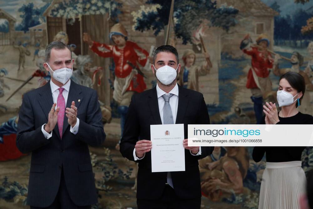 Spain s King Felipe VI (L) and Queen Letizia (R) give Francisco Fernandez Ochoa Lifetime Achievement Award to Spanish basketball player Juan Carlos Navarro during a 2018 Spanish National Sports Awarding Ceremony at Pardo Palace, in Madrid, Spain, 02 March 2021. Spain s Royal couple gives 2018 Spanish National Sports Awards 2018 !ACHTUNG: NUR REDAKTIONELLE NUTZUNG!