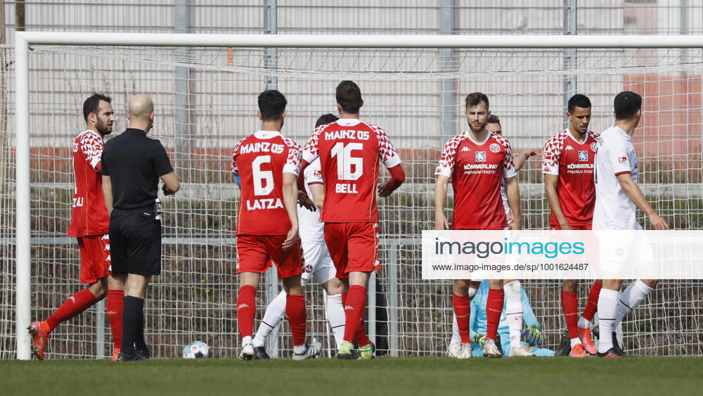 Jubel nach dem Tor zum 1:0, jubelnd, bejubelt, jubelt, jubeln, emotionen um den Torschuetzen Alexander Hack (1. FSV Mainz 05) 3. v. re., 25.03.2021 - Fussball - Saison 2020 2021 - Testspiel Freundschaftsspiel: FSV Mainz 05 - 1. FC Nürnberg FCN - HMB -