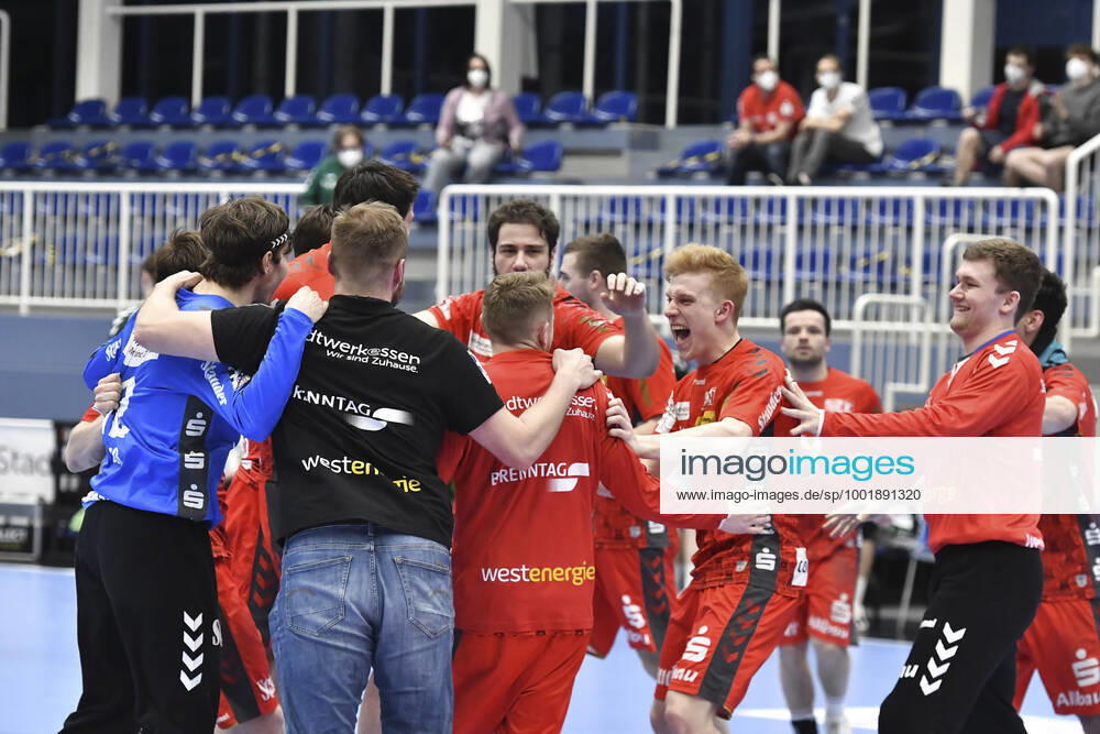 Schlussjubel Schlußjubel Emotion Freude der Mannschaft von Tusem Essen 01.04.2021 Handball, 1.Bundesliga, TUSEM Essen vs. TSV GWD Minden, Arena am Hallo, Essen,