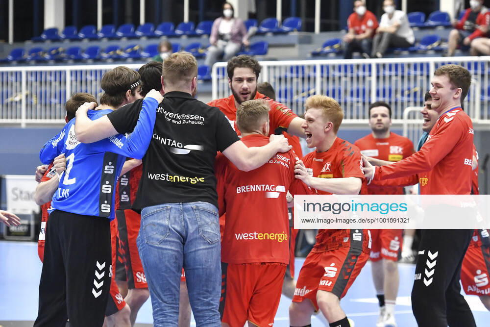 Schlussjubel Schlußjubel Emotion Freude der Mannschaft von Tusem Essen 01.04.2021 Handball, 1.Bundesliga, TUSEM Essen vs. TSV GWD Minden, Arena am Hallo, Essen,