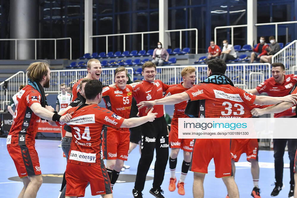 Schlussjubel Schlußjubel Emotion Freude der Mannschaft von Tusem Essen 01.04.2021 Handball, 1.Bundesliga, TUSEM Essen vs. TSV GWD Minden, Arena am Hallo, Essen,