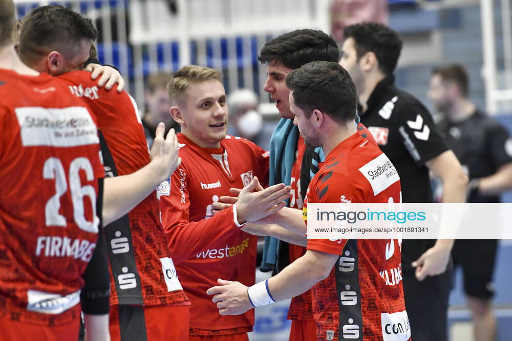 Schlussjubel Schlußjubel Emotion Freude der Mannschaft von Tusem Essen 01.04.2021 Handball, 1.Bundesliga, TUSEM Essen vs. TSV GWD Minden, Arena am Hallo, Essen,