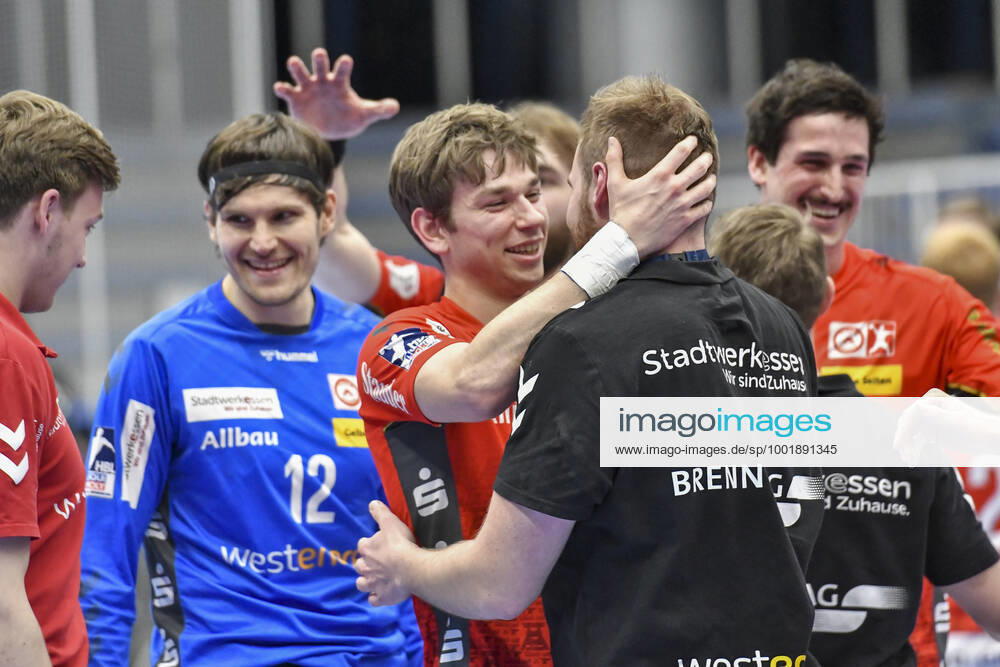 Schlussjubel Schlußjubel Emotion Freude der Mannschaft von Tusem Essen 01.04.2021 Handball, 1.Bundesliga, TUSEM Essen vs. TSV GWD Minden, Arena am Hallo, Essen,