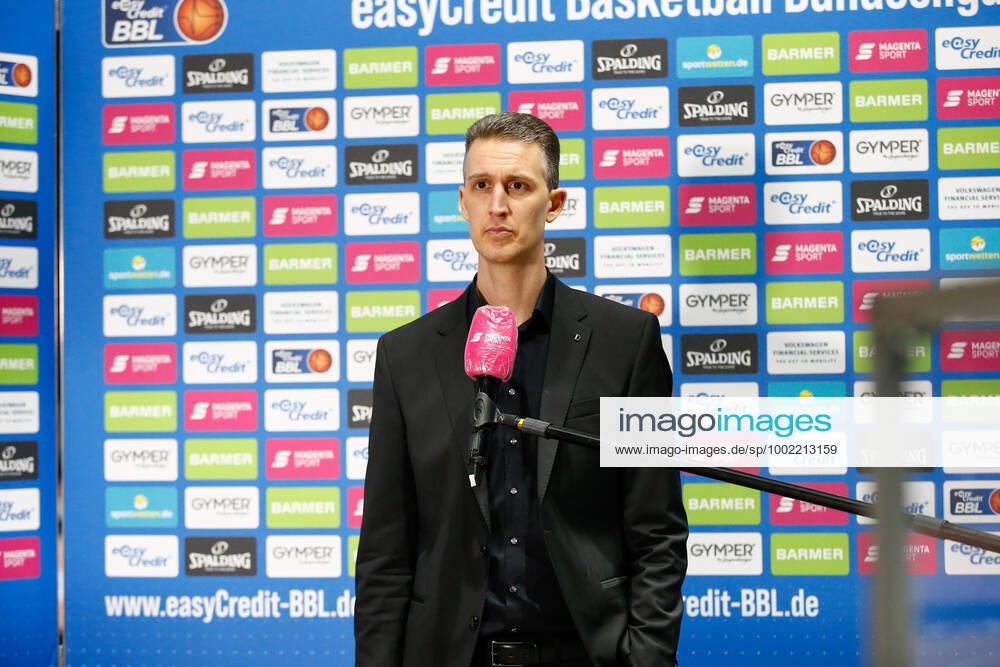 Basketball, easyCredit BBL, Basketball Loewen Braunschweig - MHP Riesen Ludwigsburg, v.l. Pete Strobl (Braunschweig, Trainer) im Interview nachdenklich enttaeuscht, disappointed Braunschweig
