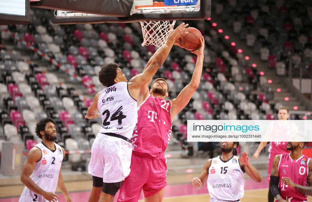Leon Kratzer Telekom Baskets Bonn vs. George King NINERS Chemnitz easyCredit BBL 1. Bundesliga , Saison 2020 2021 , 30. Spieltag