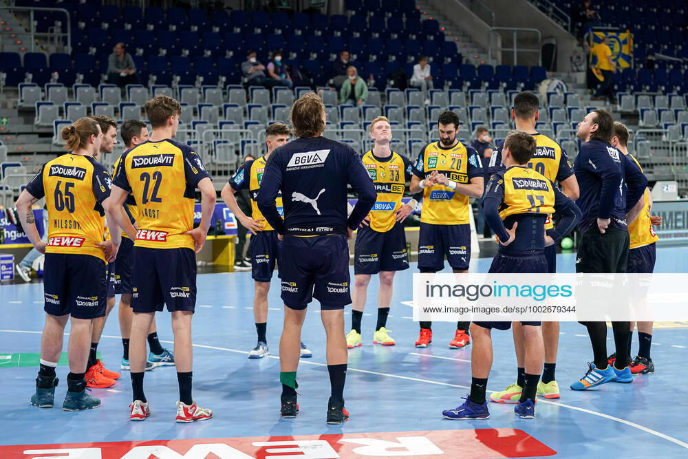 Spieler der Rhein-Neckar-Löwen, enttäuscht über die Niederlage, Enttäuschung nach dem Schlusspfiff, Highlight, Verlierer, verloren, Frustration, disappointed, pessimistisch, 15.05.2021, Mannheim (Deutschland), Handball, Bundesliga, Rhein-Neckar Löwen - HC Erlangen