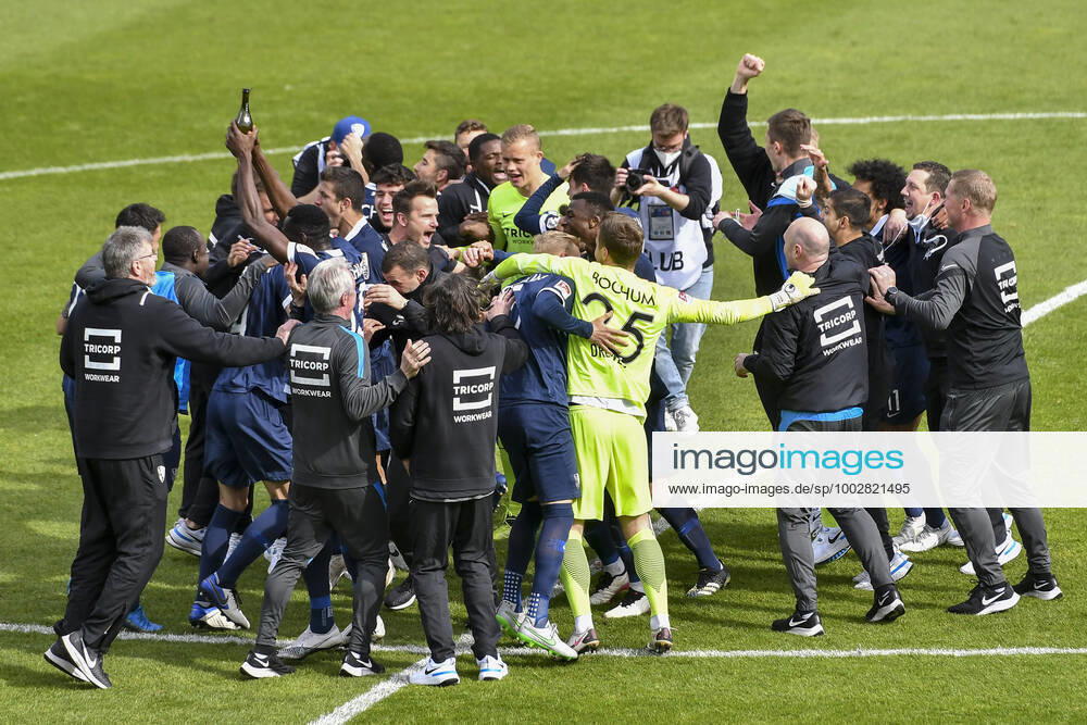 Schlussjubel Schlußjubel Emotion Freude der Mannschaft von Bochum 23.05.2021 Fussball, 2. Bundesliga, VfL Bochum vs SV Sandhausen, Vonovia Ruhrstadion, Bochum, DFB DFL REGULATIONS PROHIBIT ANY USE OF PHOTOGRAPHS AS IMAGE SEQUENCES AND OR QUASI-VIDEO