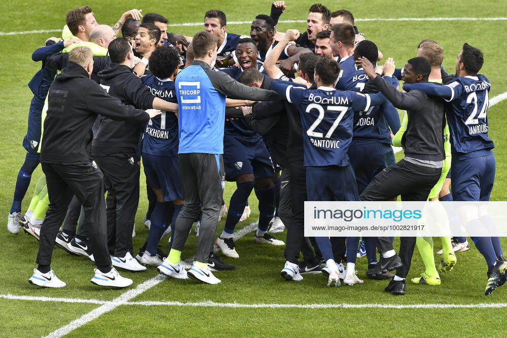 Schlussjubel Schlußjubel Emotion Freude der Mannschaft von Bochum 23.05.2021 Fussball, 2. Bundesliga, VfL Bochum vs SV Sandhausen, Vonovia Ruhrstadion, Bochum, DFB DFL REGULATIONS PROHIBIT ANY USE OF PHOTOGRAPHS AS IMAGE SEQUENCES AND OR QUASI-VIDEO