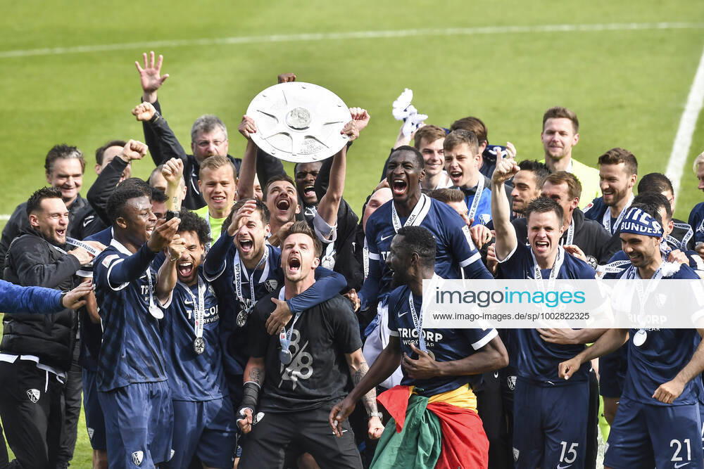 Schlussjubel Schlußjubel Emotion Freude der Mannschaft von Bochum mit der Meisterfelge 23.05.2021 Fussball, 2. Bundesliga, VfL Bochum vs SV Sandhausen, Vonovia Ruhrstadion, Bochum, DFB DFL REGULATIONS PROHIBIT ANY USE OF PHOTOGRAPHS AS IMAGE SEQUENCES AND OR QUASI-VIDEO