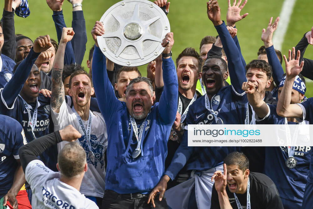 Schlussjubel Schlußjubel Emotion Freude der Mannschaft von Bochum Thomas Reis (VfL Bochum) mit der Meisterschale, 23.05.2021 Fussball, 2. Bundesliga, VfL Bochum vs SV Sandhausen, Vonovia Ruhrstadion, Bochum, DFB DFL REGULATIONS PROHIBIT ANY USE OF PHOTOGRAPHS AS IMAGE SEQUENCES AND OR QUASI-VIDEO