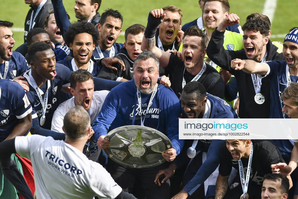 Schlussjubel Schlußjubel Emotion Freude der Mannschaft von Bochum Thomas Reis (VfL Bochum) mit der Meisterschale, 23.05.2021 Fussball, 2. Bundesliga, VfL Bochum vs SV Sandhausen, Vonovia Ruhrstadion, Bochum, DFB DFL REGULATIONS PROHIBIT ANY USE OF PHOTOGRAPHS AS IMAGE SEQUENCES AND OR QUASI-VIDEO