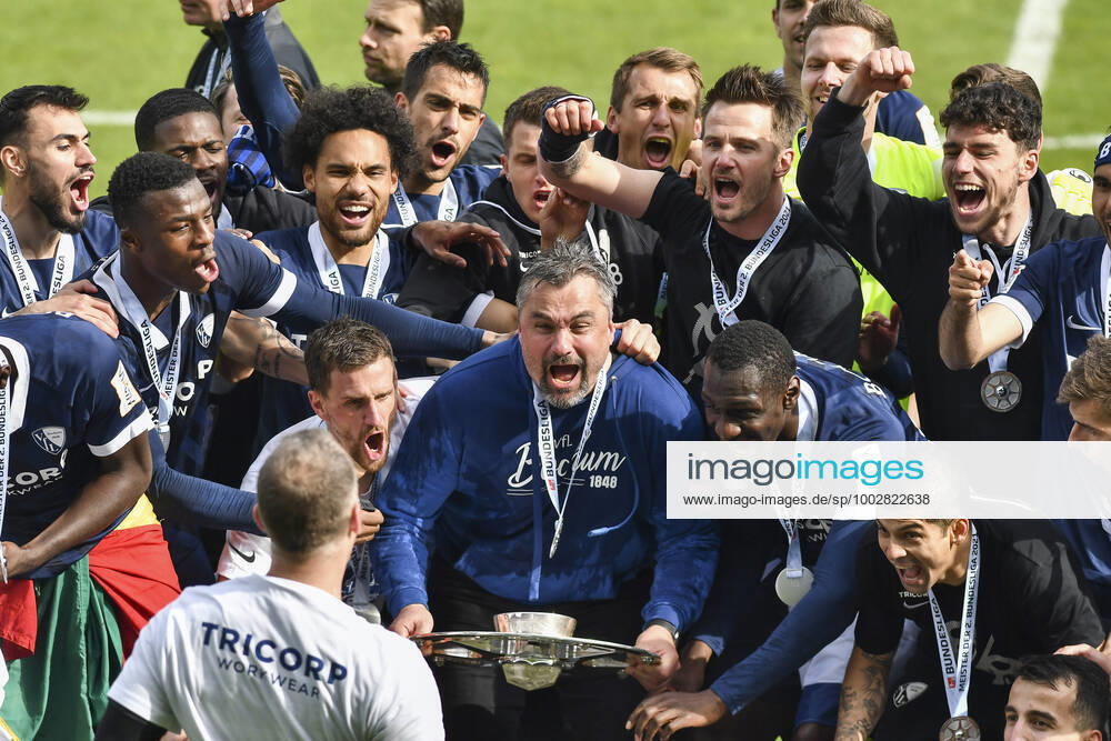 Schlussjubel Schlußjubel Emotion Freude der Mannschaft von Bochum Thomas Reis (VfL Bochum) mit der Meisterschale, 23.05.2021 Fussball, 2. Bundesliga, VfL Bochum vs SV Sandhausen, Vonovia Ruhrstadion, Bochum, DFB DFL REGULATIONS PROHIBIT ANY USE OF PHOTOGRAPHS AS IMAGE SEQUENCES AND OR QUASI-VIDEO
