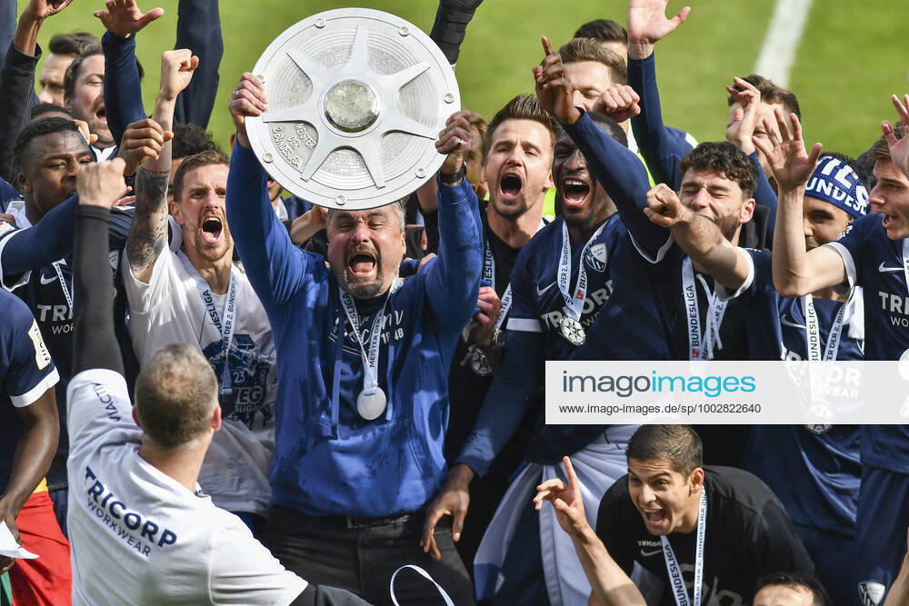 Schlussjubel Schlußjubel Emotion Freude der Mannschaft von Bochum Thomas Reis (VfL Bochum) mit der Meisterschale, 23.05.2021 Fussball, 2. Bundesliga, VfL Bochum vs SV Sandhausen, Vonovia Ruhrstadion, Bochum, DFB DFL REGULATIONS PROHIBIT ANY USE OF PHOTOGRAPHS AS IMAGE SEQUENCES AND OR QUASI-VIDEO
