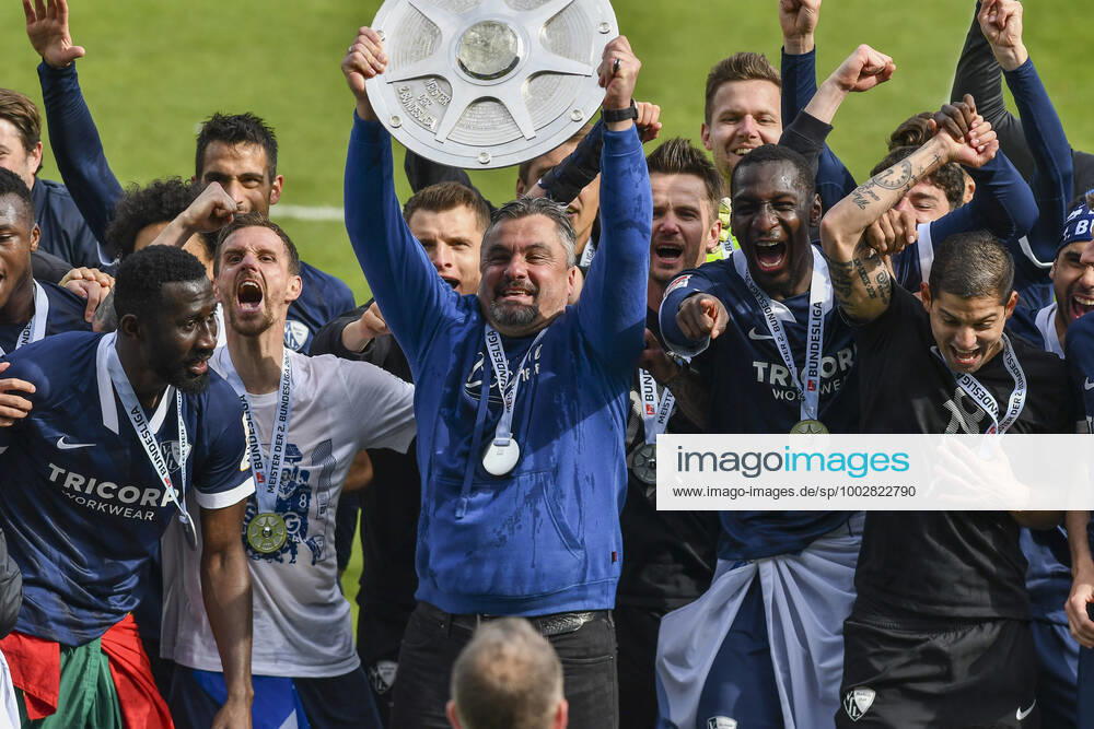 Schlussjubel Schlußjubel Emotion Freude der Mannschaft von Bochum Thomas Reis (VfL Bochum) mit der Meisterschale, 23.05.2021 Fussball, 2. Bundesliga, VfL Bochum vs SV Sandhausen, Vonovia Ruhrstadion, Bochum, DFB DFL REGULATIONS PROHIBIT ANY USE OF PHOTOGRAPHS AS IMAGE SEQUENCES AND OR QUASI-VIDEO