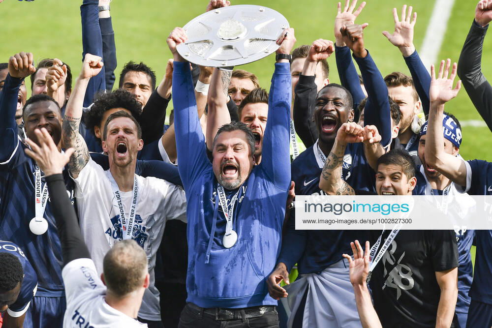 Schlussjubel Schlußjubel Emotion Freude der Mannschaft von Bochum Thomas Reis (VfL Bochum) mit der Meisterschale, 23.05.2021 Fussball, 2. Bundesliga, VfL Bochum vs SV Sandhausen, Vonovia Ruhrstadion, Bochum, DFB DFL REGULATIONS PROHIBIT ANY USE OF PHOTOGRAPHS AS IMAGE SEQUENCES AND OR QUASI-VIDEO