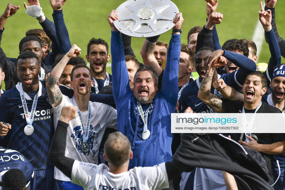 Schlussjubel Schlußjubel Emotion Freude der Mannschaft von Bochum Thomas Reis (VfL Bochum) mit der Meisterschale, 23.05.2021 Fussball, 2. Bundesliga, VfL Bochum vs SV Sandhausen, Vonovia Ruhrstadion, Bochum, DFB DFL REGULATIONS PROHIBIT ANY USE OF PHOTOGRAPHS AS IMAGE SEQUENCES AND OR QUASI-VIDEO