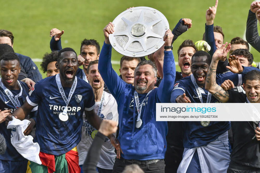 Schlussjubel Schlußjubel Emotion Freude der Mannschaft von Bochum Thomas Reis (VfL Bochum) mit der Meisterschale, 23.05.2021 Fussball, 2. Bundesliga, VfL Bochum vs SV Sandhausen, Vonovia Ruhrstadion, Bochum, DFB DFL REGULATIONS PROHIBIT ANY USE OF PHOTOGRAPHS AS IMAGE SEQUENCES AND OR QUASI-VIDEO