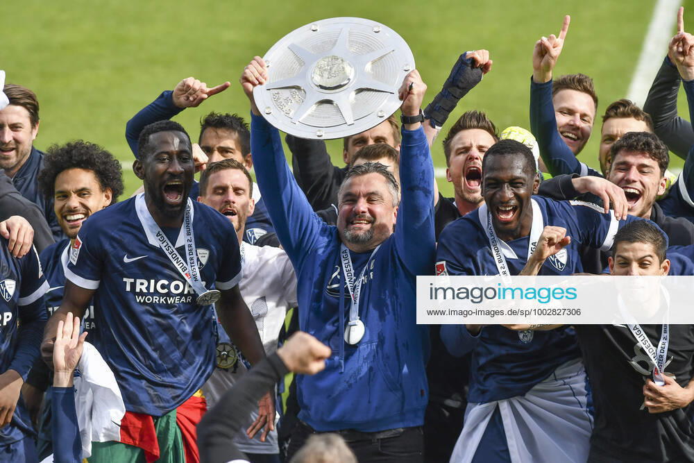 Schlussjubel Schlußjubel Emotion Freude der Mannschaft von Bochum Thomas Reis (VfL Bochum) mit der Meisterschale, 23.05.2021 Fussball, 2. Bundesliga, VfL Bochum vs SV Sandhausen, Vonovia Ruhrstadion, Bochum, DFB DFL REGULATIONS PROHIBIT ANY USE OF PHOTOGRAPHS AS IMAGE SEQUENCES AND OR QUASI-VIDEO