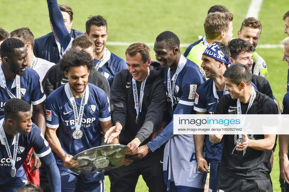 Schlussjubel Schlußjubel Emotion Freude der Mannschaft von Bochum mit der Meisterschale, 23.05.2021 Fussball, 2. Bundesliga, VfL Bochum vs SV Sandhausen, Vonovia Ruhrstadion, Bochum, DFB DFL REGULATIONS PROHIBIT ANY USE OF PHOTOGRAPHS AS IMAGE SEQUENCES AND OR QUASI-VIDEO