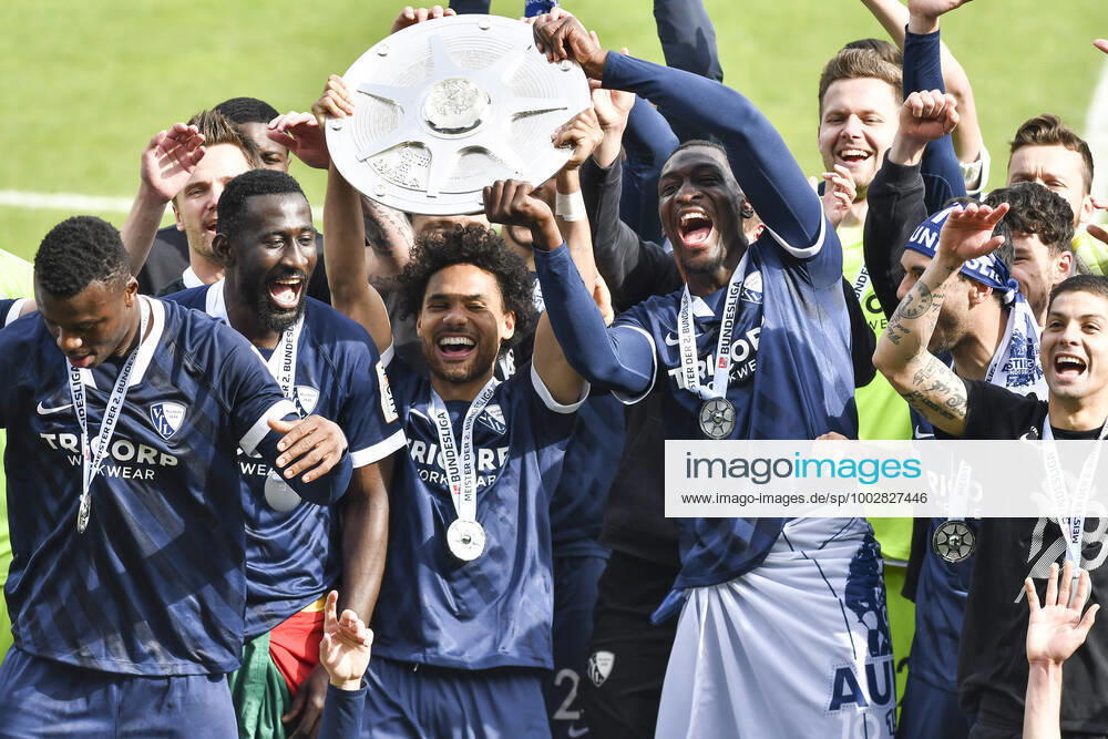 Schlussjubel Schlußjubel Emotion Freude der Mannschaft von Bochum mit der Meisterschale, 23.05.2021 Fussball, 2. Bundesliga, VfL Bochum vs SV Sandhausen, Vonovia Ruhrstadion, Bochum, DFB DFL REGULATIONS PROHIBIT ANY USE OF PHOTOGRAPHS AS IMAGE SEQUENCES AND OR QUASI-VIDEO