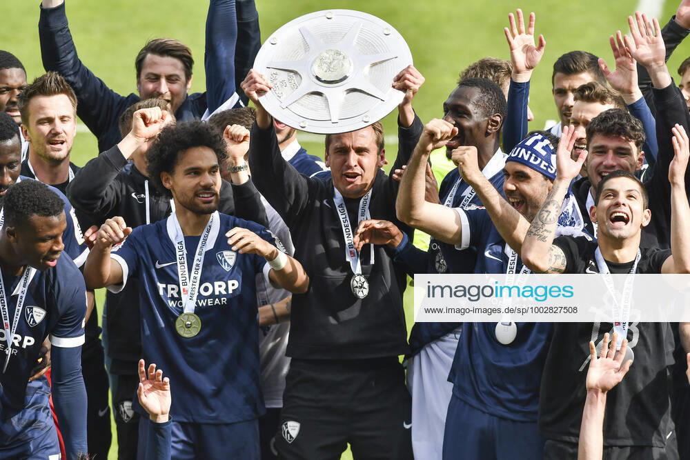 Schlussjubel Schlußjubel Emotion Freude der Mannschaft von Bochum mit der Meisterschale, 23.05.2021 Fussball, 2. Bundesliga, VfL Bochum vs SV Sandhausen, Vonovia Ruhrstadion, Bochum, DFB DFL REGULATIONS PROHIBIT ANY USE OF PHOTOGRAPHS AS IMAGE SEQUENCES AND OR QUASI-VIDEO