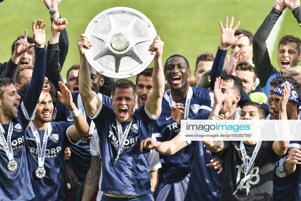 Schlussjubel Schlußjubel Emotion Freude der Mannschaft von Bochum mit der Meisterschale, 23.05.2021 Fussball, 2. Bundesliga, VfL Bochum vs SV Sandhausen, Vonovia Ruhrstadion, Bochum, DFB DFL REGULATIONS PROHIBIT ANY USE OF PHOTOGRAPHS AS IMAGE SEQUENCES AND OR QUASI-VIDEO