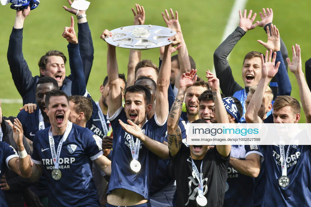Schlussjubel Schlußjubel Emotion Freude der Mannschaft von Bochum mit der Meisterschale, 23.05.2021 Fussball, 2. Bundesliga, VfL Bochum vs SV Sandhausen, Vonovia Ruhrstadion, Bochum, DFB DFL REGULATIONS PROHIBIT ANY USE OF PHOTOGRAPHS AS IMAGE SEQUENCES AND OR QUASI-VIDEO