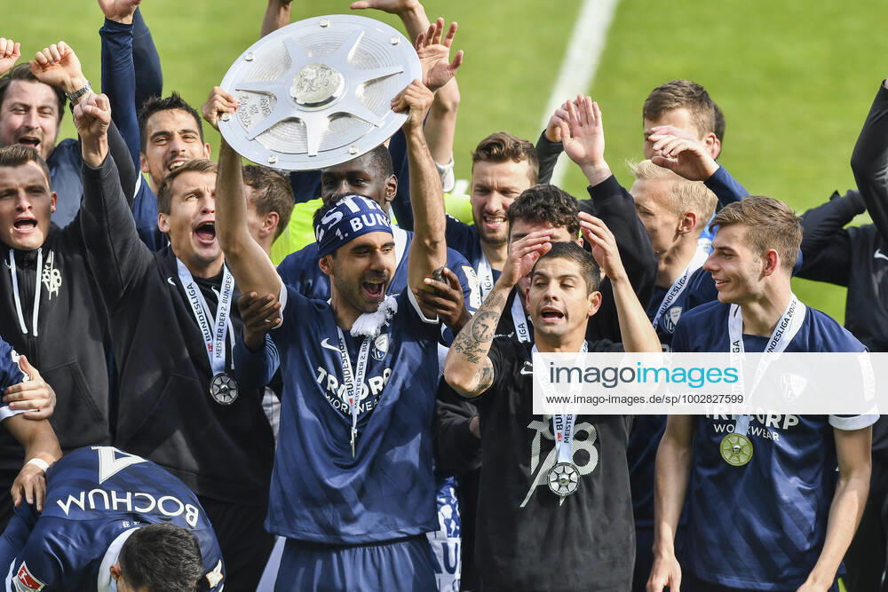 Schlussjubel Schlußjubel Emotion Freude der Mannschaft von Bochum mit der Meisterschale, 23.05.2021 Fussball, 2. Bundesliga, VfL Bochum vs SV Sandhausen, Vonovia Ruhrstadion, Bochum, DFB DFL REGULATIONS PROHIBIT ANY USE OF PHOTOGRAPHS AS IMAGE SEQUENCES AND OR QUASI-VIDEO