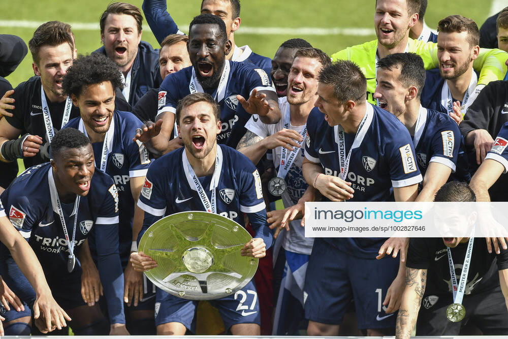 Schlussjubel Schlußjubel Emotion Freude der Mannschaft von Bochum mit der Meisterschale, 23.05.2021 Fussball, 2. Bundesliga, VfL Bochum vs SV Sandhausen, Vonovia Ruhrstadion, Bochum, DFB DFL REGULATIONS PROHIBIT ANY USE OF PHOTOGRAPHS AS IMAGE SEQUENCES AND OR QUASI-VIDEO