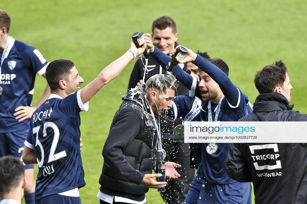 Schlussjubel Schlußjubel Emotion Freude der Mannschaft von Bochum mit der Bierdusche 23.05.2021 Fussball, 2. Bundesliga, VfL Bochum vs SV Sandhausen, Vonovia Ruhrstadion, Bochum, DFB DFL REGULATIONS PROHIBIT ANY USE OF PHOTOGRAPHS AS IMAGE SEQUENCES AND OR QUASI-VIDEO