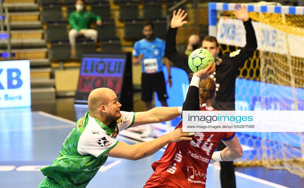 Handball, Herren, Saison 2020 2021, 1. Bundesliga (31. Spieltag), Füchse Berlin - TBV Lemgo, v. l. Paul Drux (Füchse Berlin), Andreas Cederholm (TBV Lemgo), 27.05. 2021,