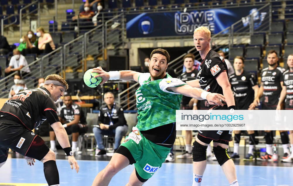 Handball, Herren, Saison 2020 2021, 1. Bundesliga (32. Spieltag), Füchse Berlin - HC Erlangen, v. l. Jan Schäffer (HC Erlangen), Mijajlo Marsenic (Füchse Berlin), Sebastian Firnhaber (HC Erlangen), 30.05. 2021,
