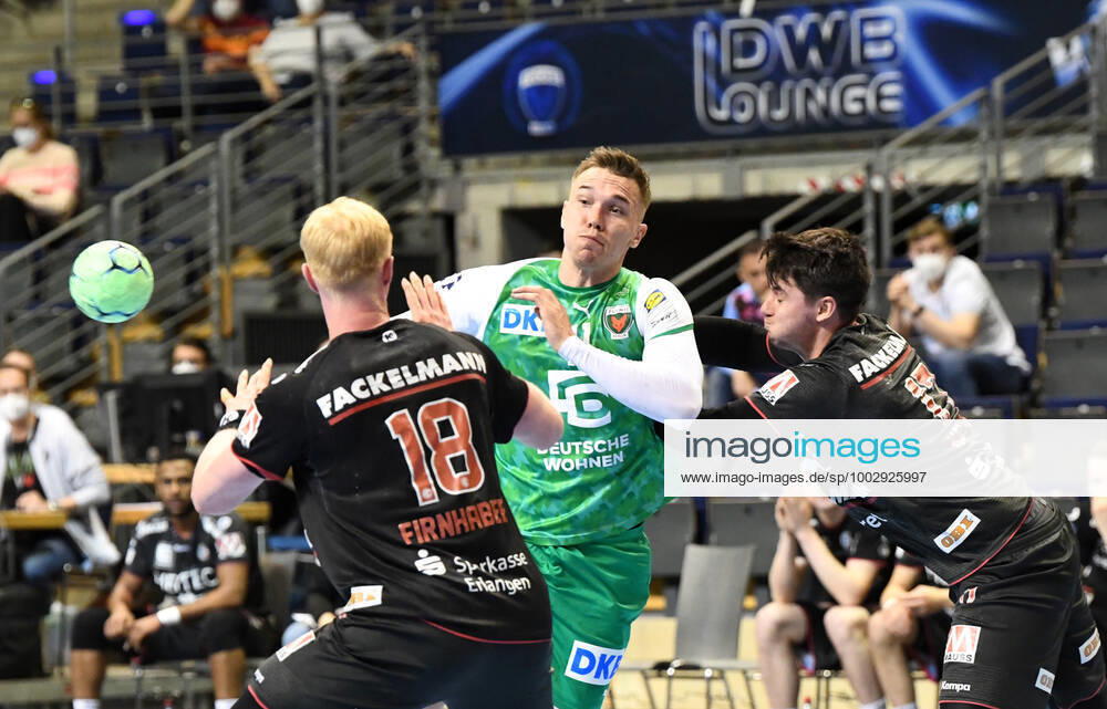 Handball, Herren, Saison 2020 2021, 1. Bundesliga (32. Spieltag), Füchse Berlin - HC Erlangen, v. l. Sebastian Firnhaber (HC Erlangen), Lasse Bredekjaer Andersson (Füchse Berlin), Benedikt Kellner (HC Erlangen), 30.05. 2021,