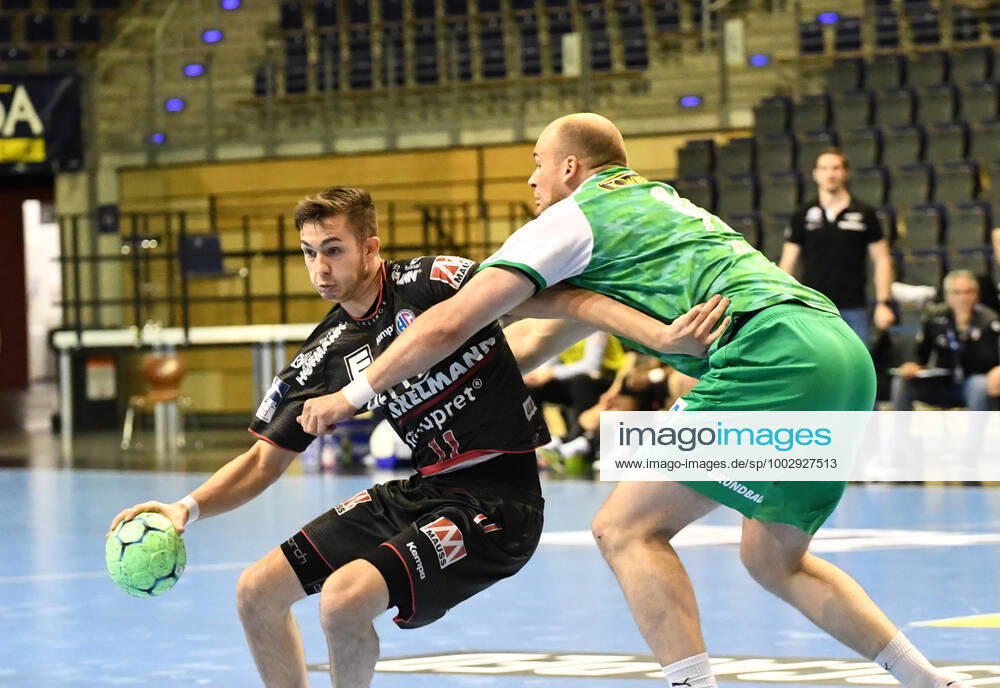 Handball, Herren, Saison 2020 2021, 1. Bundesliga (32. Spieltag), Füchse Berlin - HC Erlangen, v. l. Tarek Marschall (HC Erlangen), Paul Drux (Füchse Berlin), 30.05. 2021,