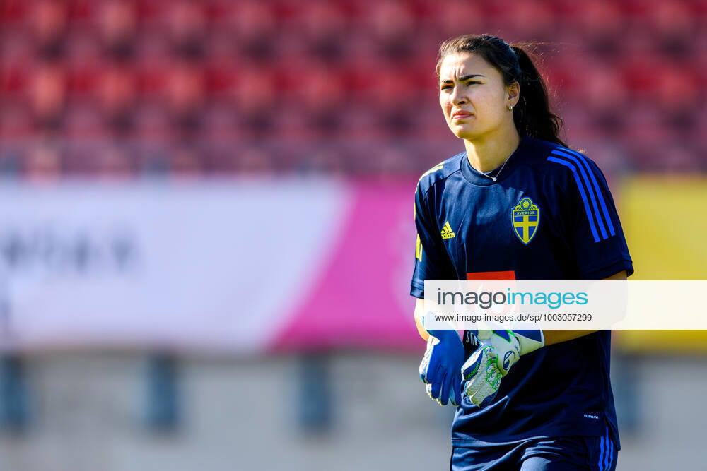 Goalkeeper Zecira Musovic of the Swedish women s national football team during a training session on June 7, 2021 in Kalmar. Photo: Ludvig Thunman BILDBYRAN kod LT LT0176 fotboll football soccer fotball träning presskonferens training practice press conference, PK, Pressekonferenz sverige sweden dam bbeng