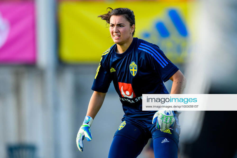 Goalkeeper Zecira Musovic of the Swedish women s national football team during a training session on June 7, 2021 in Kalmar. Photo: Ludvig Thunman BILDBYRAN kod LT LT0176 fotboll football soccer fotball träning presskonferens training practice press conference, PK, Pressekonferenz sverige sweden dam bbeng