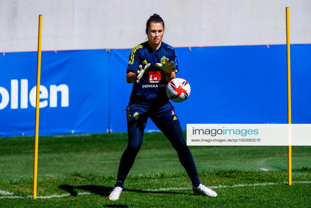 Goalkeeper Zecira Musovic of the Swedish women s national football team during a training session on June 8, 2021 in Kalmar. Photo: Ludvig Thunman BILDBYRAN kod LT LT0177 fotboll football soccer fotball träning practice training sverige sweden dam bbeng