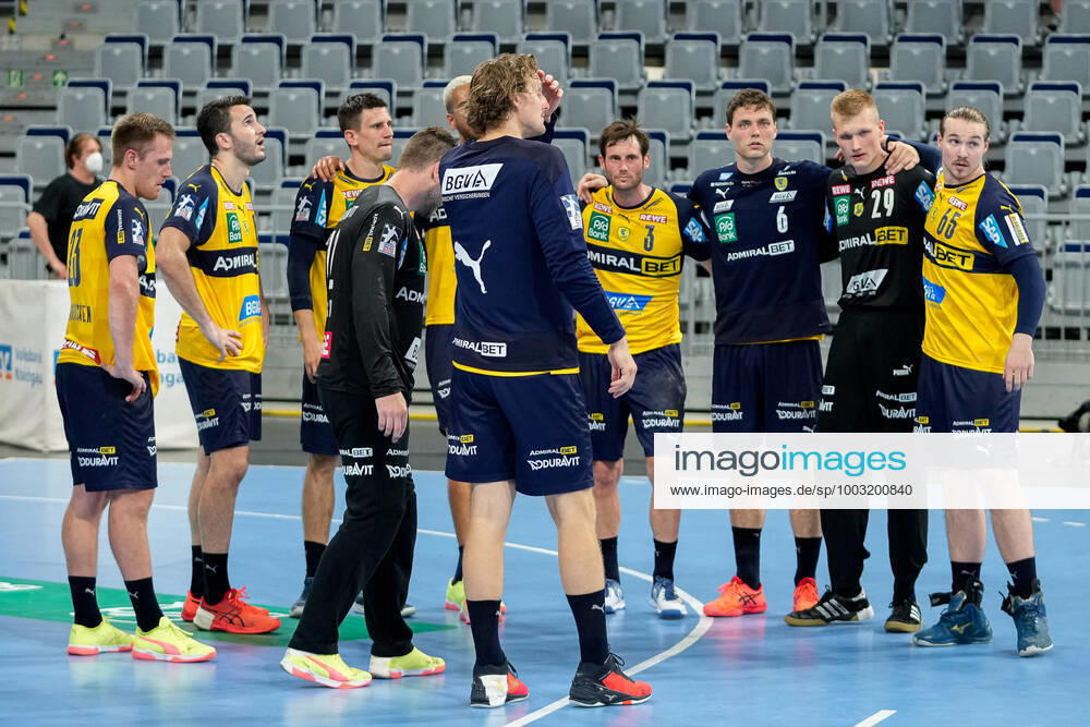 Spieler der Rhein-Neckar-Löwen, enttäuscht über die Niederlage, Enttäuschung nach dem Schlusspfiff, Highlight, Verlierer, verloren, Frustration, disappointed, pessimistisch, 19.06.2021, Mannheim (Deutschland), Handball, Bundesliga, Rhein-Neckar Löwen - SC Magdeburg