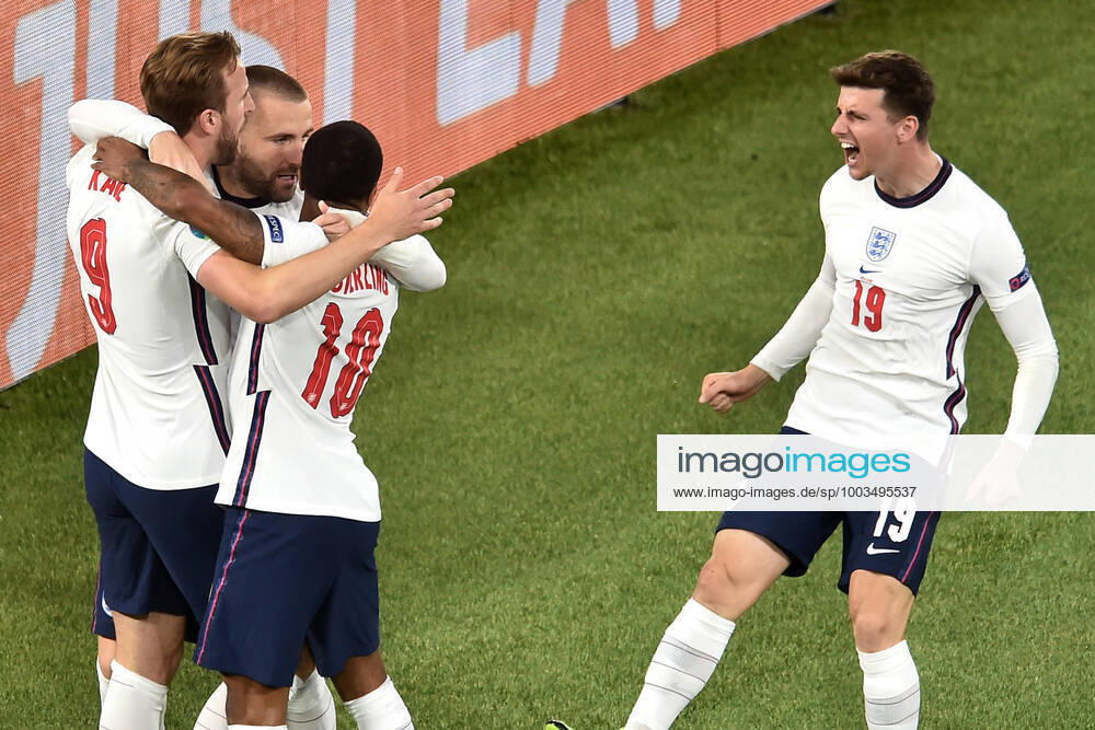Harry Kane of England celebrates with team mates after scoring the goal of 0-1 during the UEFA EURO, EM, Europameisterschaft,Fussball 2020 round of 8 football match between Ukraine and England at stadio Olimpico in Roma, July 3rd, 2021. Photo Antonietta Baldassarre Insidefoto antoniettaxbaldassarre